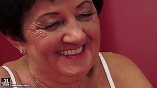 boy licking some milf pussy